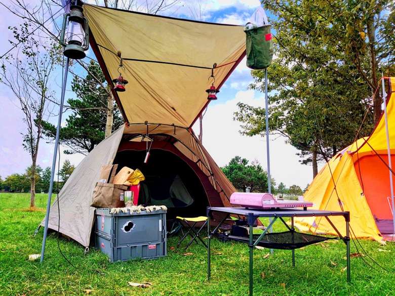 テントやランプ、カセットコンロなどキャンプをしている様子