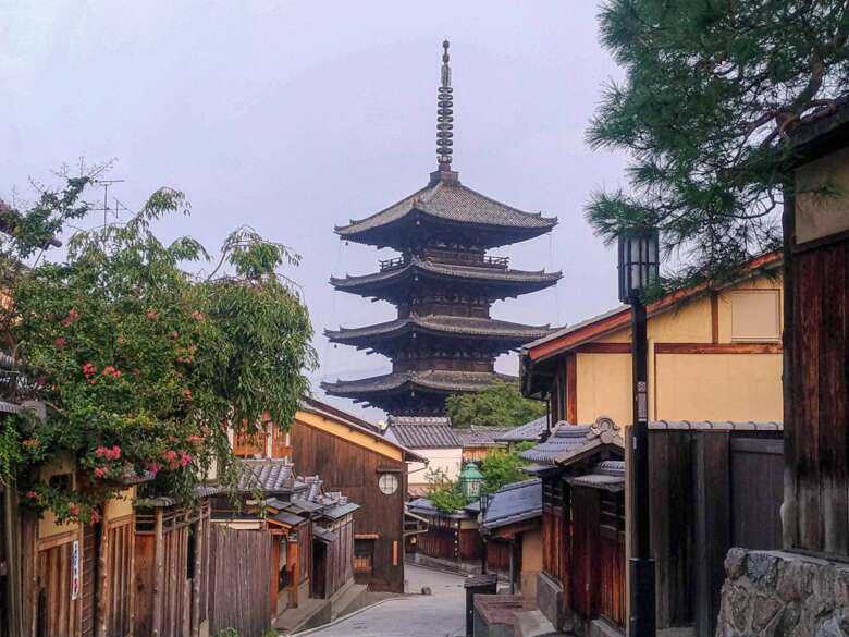 京都の町並みと八坂の塔
