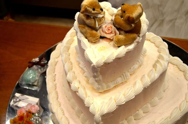 熊のぬいぐるみが飾り付けられているウェディングケーキ